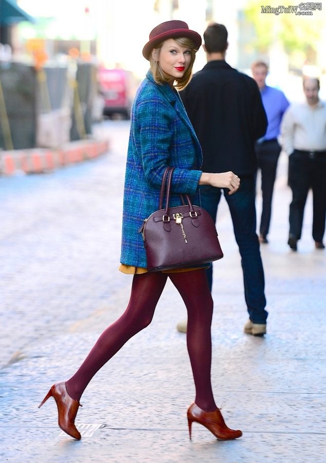 Taylor Swift紫色丝袜大长腿从凯迪拉克SUV里下车（第20张/共29张）