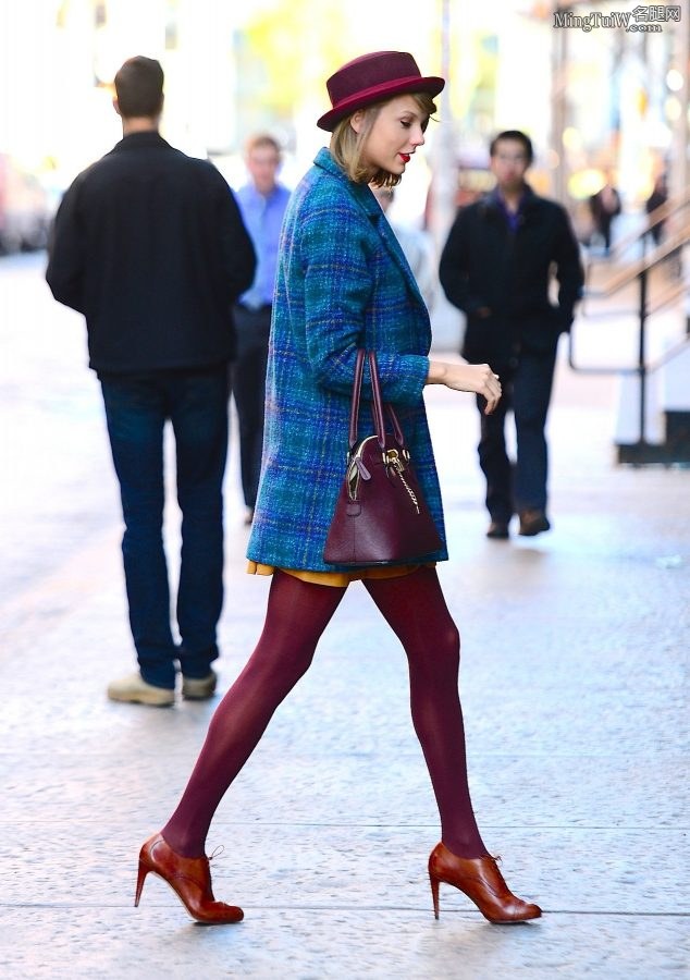 Taylor Swift紫色丝袜大长腿从凯迪拉克SUV里下车（第21张/共29张）