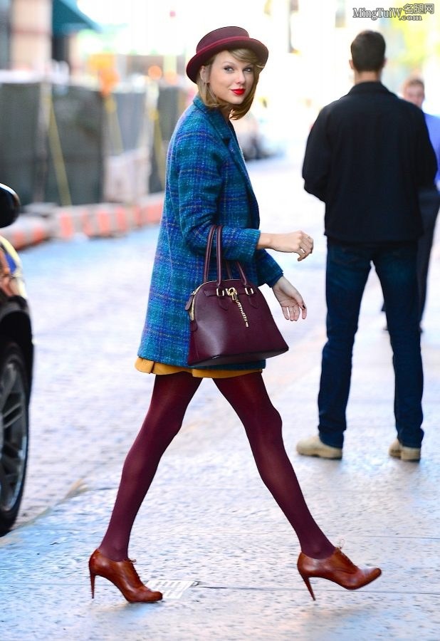 Taylor Swift紫色丝袜大长腿从凯迪拉克SUV里下车（第19张/共29张）