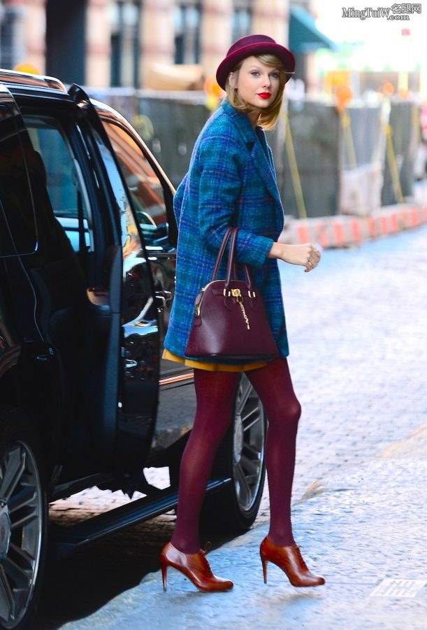 Taylor Swift紫色丝袜大长腿从凯迪拉克SUV里下车（第11张/共29张）