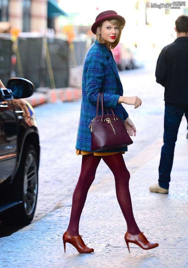Taylor Swift紫色丝袜大长腿从凯迪拉克SUV里下车（第18张/共29张）