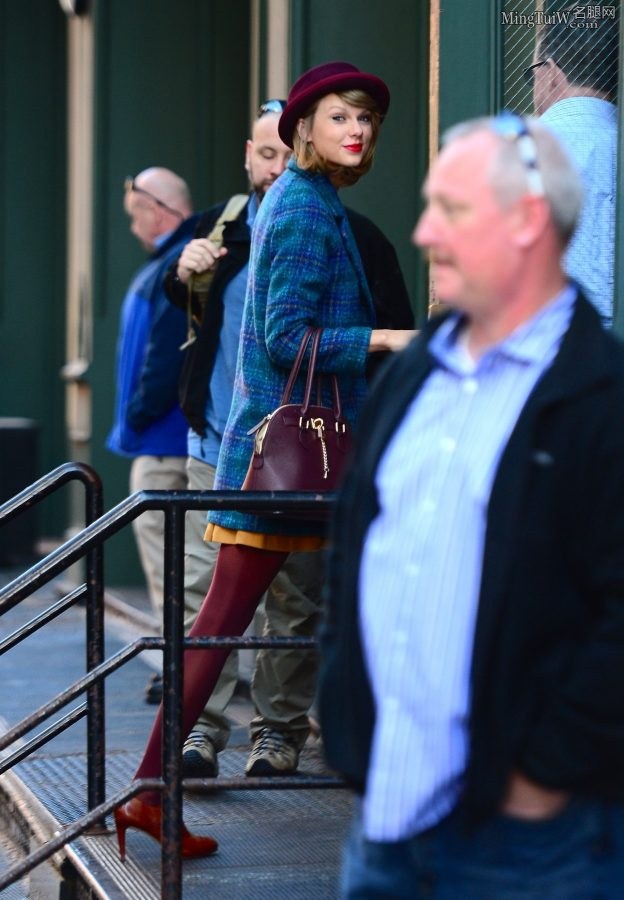 Taylor Swift紫色丝袜大长腿从凯迪拉克SUV里下车（第29张/共29张）