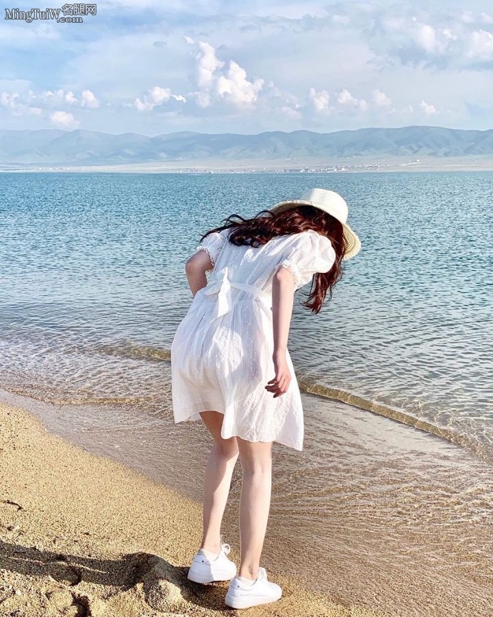 鞠婧祎穿小白裙在海边玩耍好漂亮的小女森（第2张/共11张）