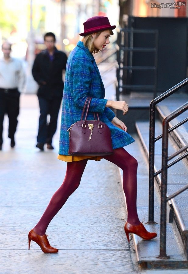 Taylor Swift紫色丝袜大长腿从凯迪拉克SUV里下车（第26张/共29张）