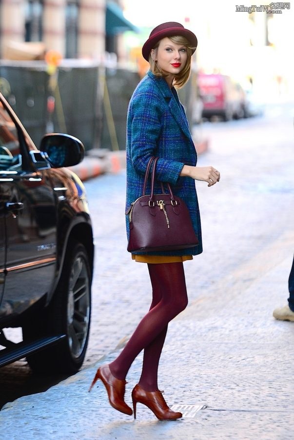 Taylor Swift紫色丝袜大长腿从凯迪拉克SUV里下车（第16张/共29张）