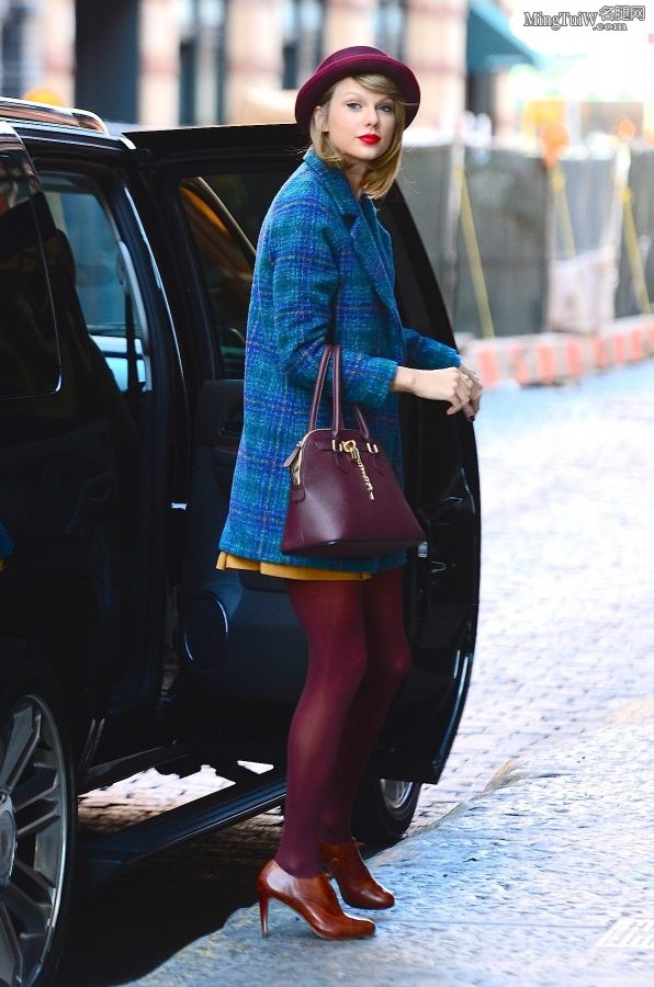 Taylor Swift紫色丝袜大长腿从凯迪拉克SUV里下车（第8张/共29张）
