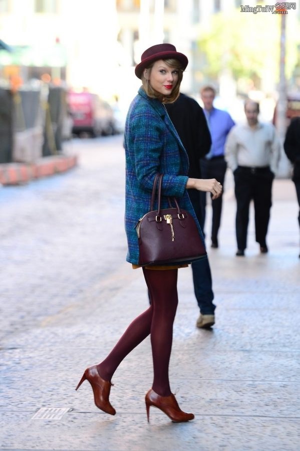 Taylor Swift紫色丝袜大长腿从凯迪拉克SUV里下车（第25张/共29张）