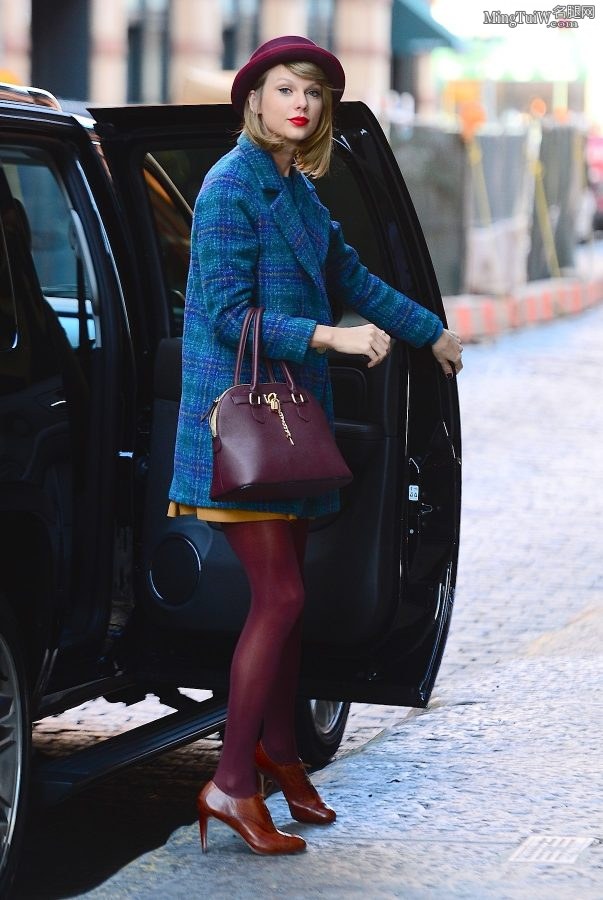 Taylor Swift紫色丝袜大长腿从凯迪拉克SUV里下车（第5张/共29张）