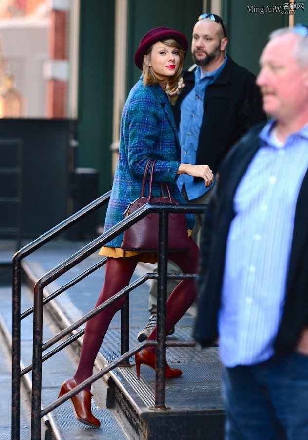 Taylor Swift紫色丝袜大长腿从凯迪拉克SUV里下车（第28张/共29张）