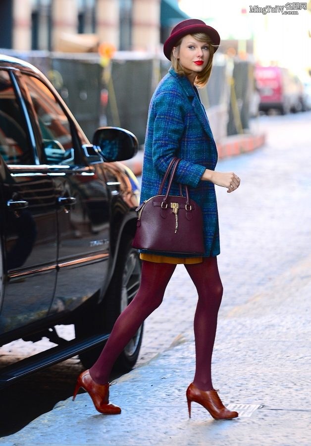 Taylor Swift紫色丝袜大长腿从凯迪拉克SUV里下车（第14张/共29张）