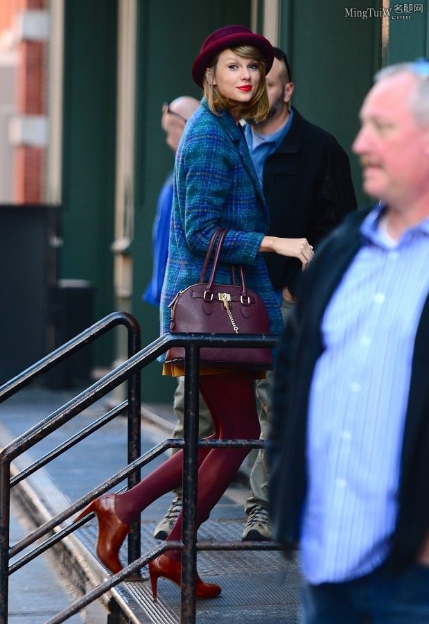 Taylor Swift紫色丝袜大长腿从凯迪拉克SUV里下车（第27张/共29张）