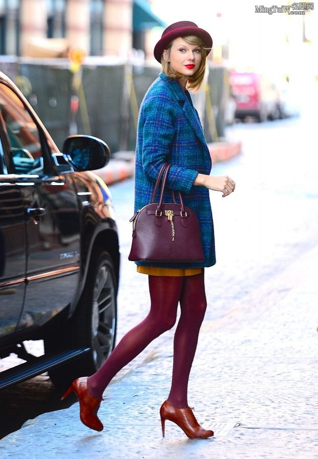 Taylor Swift紫色丝袜大长腿从凯迪拉克SUV里下车（第15张/共29张）