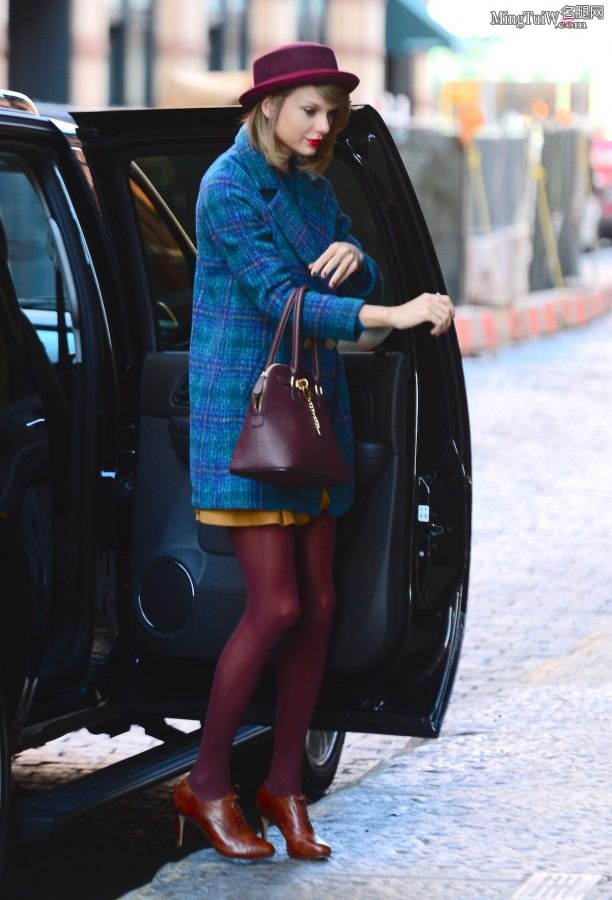 Taylor Swift紫色丝袜大长腿从凯迪拉克SUV里下车（第3张/共29张）