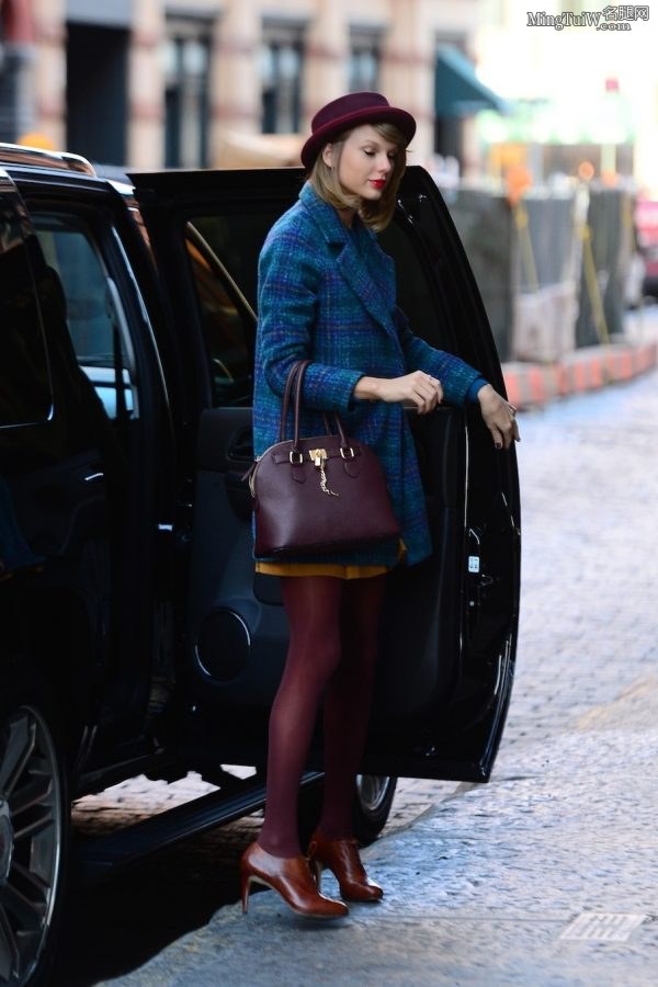 Taylor Swift紫色丝袜大长腿从凯迪拉克SUV里下车（第10张/共29张）