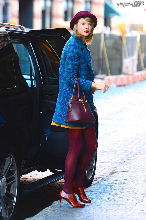 Taylor Swift紫色丝袜大长腿从凯迪拉克SUV里下车（第9张/共29张）