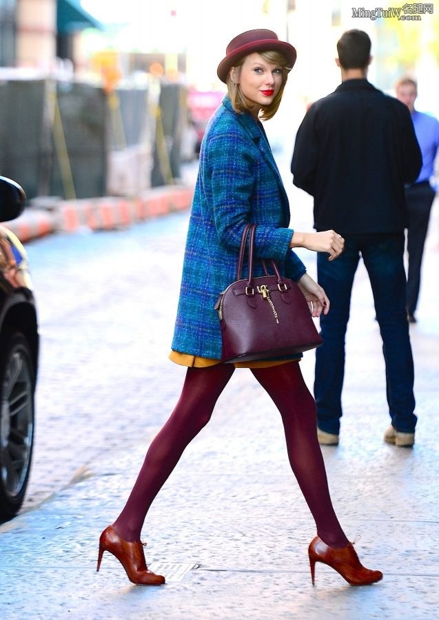 Taylor Swift紫色丝袜大长腿从凯迪拉克SUV里下车（第17张/共29张）