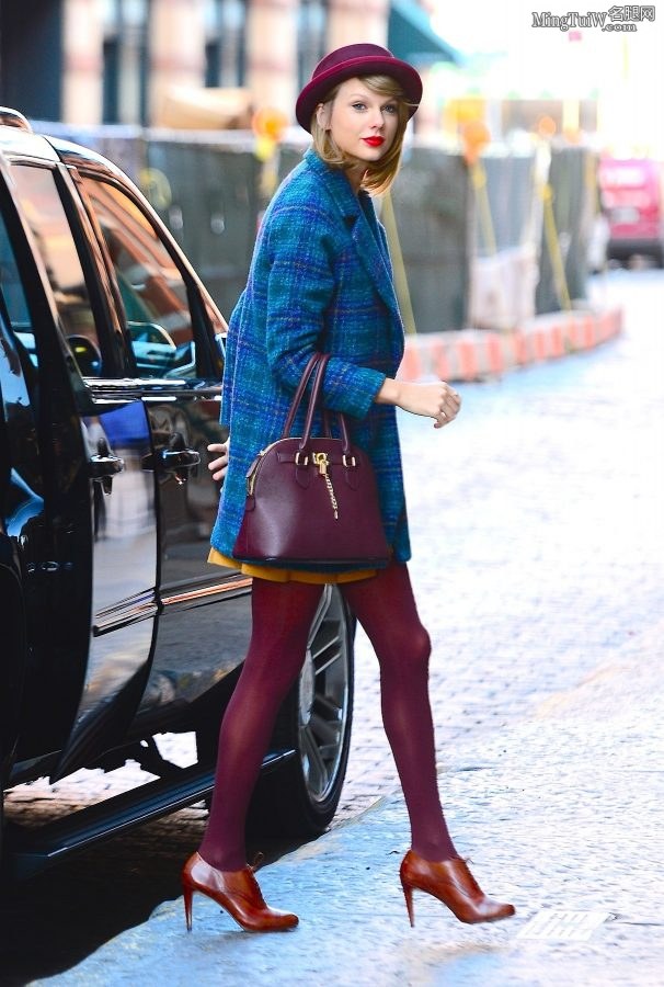 Taylor Swift紫色丝袜大长腿从凯迪拉克SUV里下车（第13张/共29张）