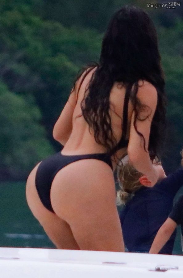 Kim Kardashian穿简约泳装被拍 这身材真有点吃不消（第5张/共21张）