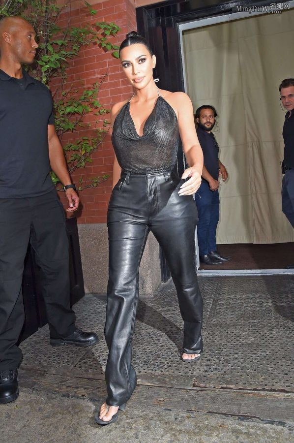 Kim Kardashian皮衣皮裤外出 这双大胯真宽（第9张/共12张）