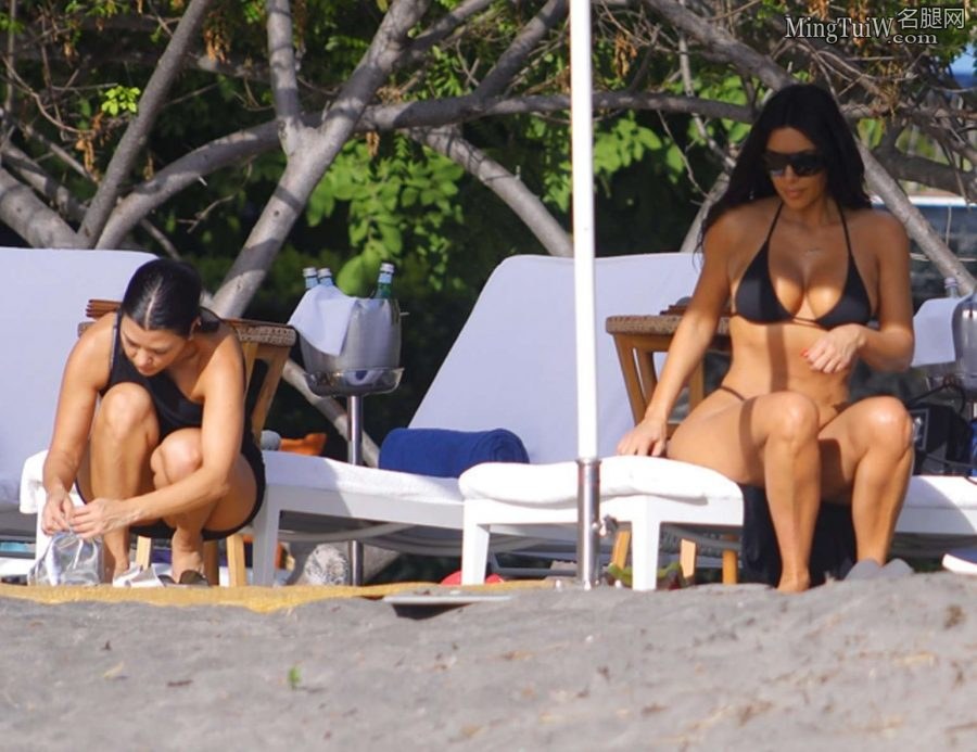 Kim Kardashian穿简约泳装被拍 这身材真有点吃不消（第10张/共21张）