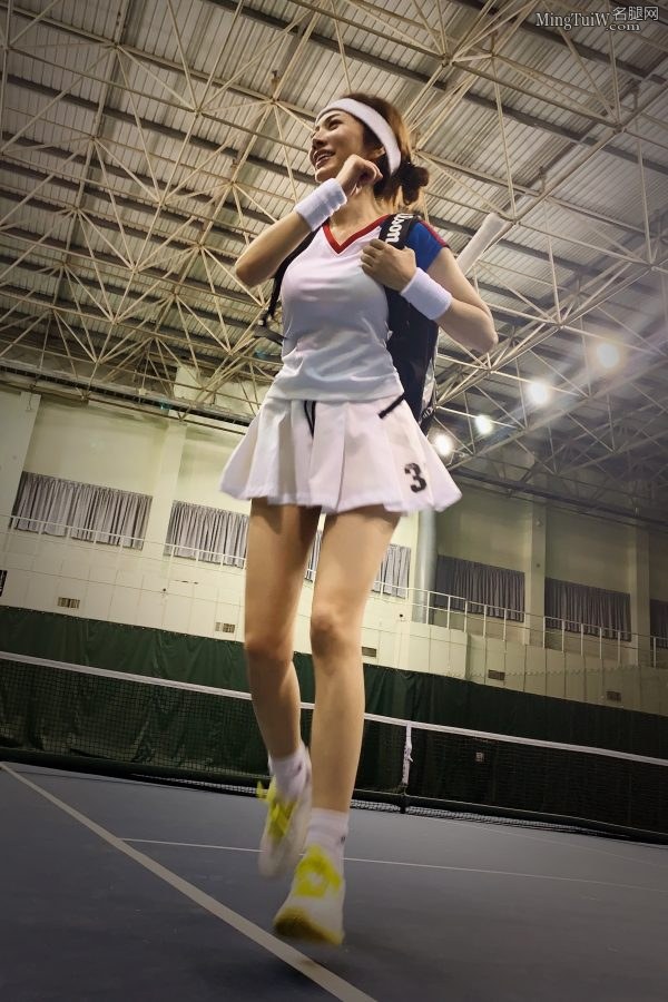 美女CEO尹峰打网球时的美丽玉腿（第4张/共9张）