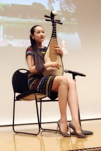 大琵琶演奏家马琳台上的美腿成功的吸引了观众的注意力（第1张/共6张）