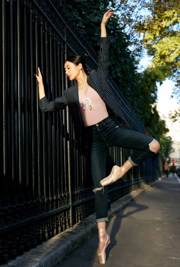 李纯身穿紧身牛仔裤在巴黎街头跳芭蕾（第1张/共7张）