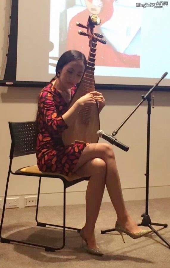 弹琵琶的美女马琳翘二郎腿表演现场（第2张/共6张）
