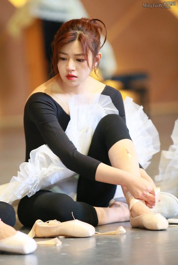 陈妍希练习芭蕾舞演绎足尖上的艺术（第2张/共8张）