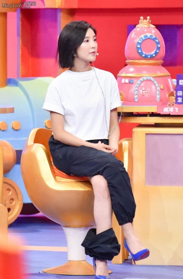赵奕欢穿蓝色红底高跟鞋录制综艺节目裤子就剩一条腿了（第4张/共7张）