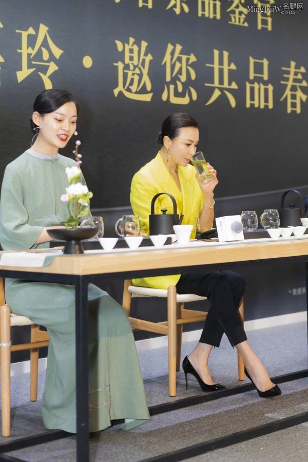 刘嘉玲喝茶时欣赏她桌底下的性感高跟鞋（第1张/共3张）