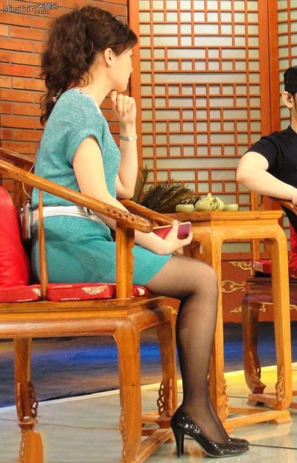 桑晨主持《天涯共此时》节目蓝裙黑丝魅力端庄（第3张/共3张）
