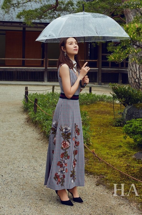董洁穿各种样式的尖头高跟鞋陪你在雨中漫游京都（第7张/共14张）