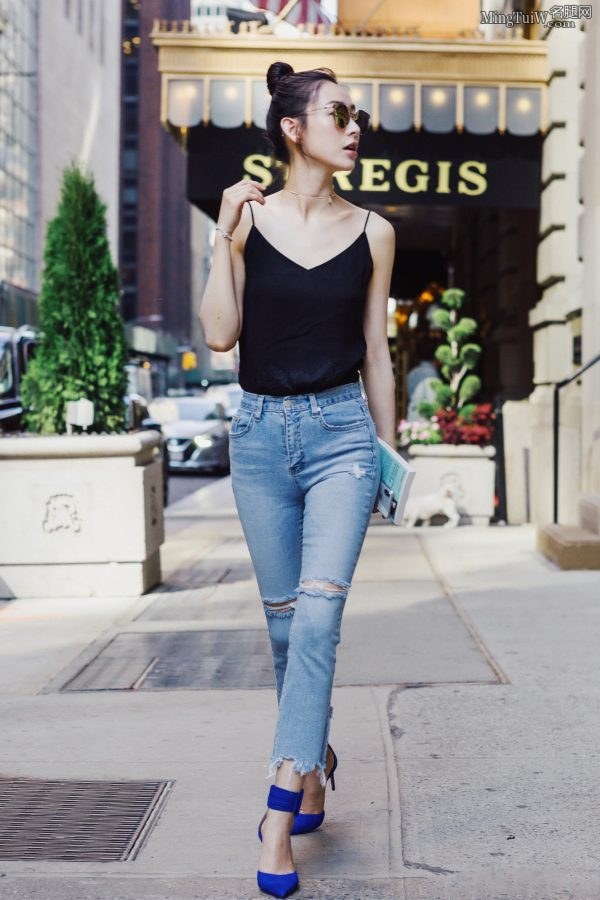 温雅穿吊带背心牛仔裤细高跟在纽约街头照片时髦大气（第5张/共8张）