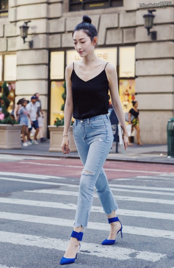 温雅穿吊带背心牛仔裤细高跟在纽约街头照片时髦大气（第3张/共8张）