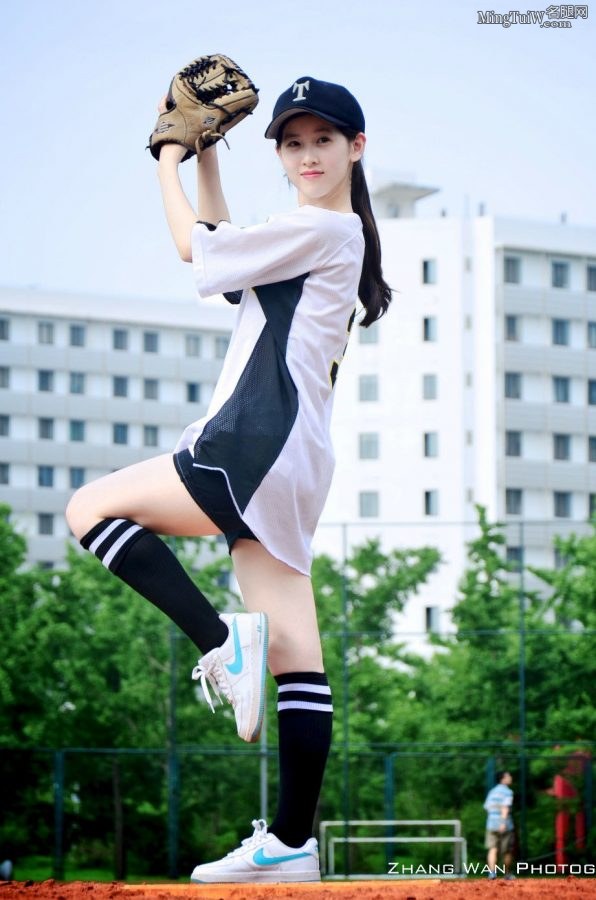 外表清纯的奶茶妹章泽天穿运动衣打棒球露大腿（第2张/共6张）