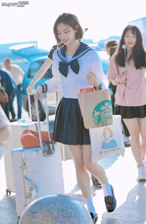 可爱的日系少女许佳琪穿校服外出（第5张/共5张）