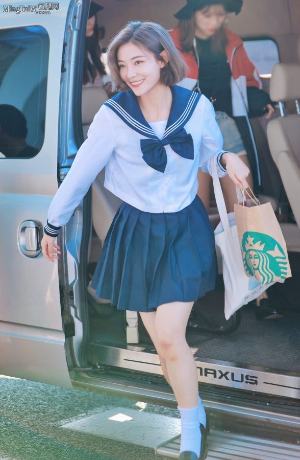 可爱的日系少女许佳琪穿校服外出（第1张/共5张）