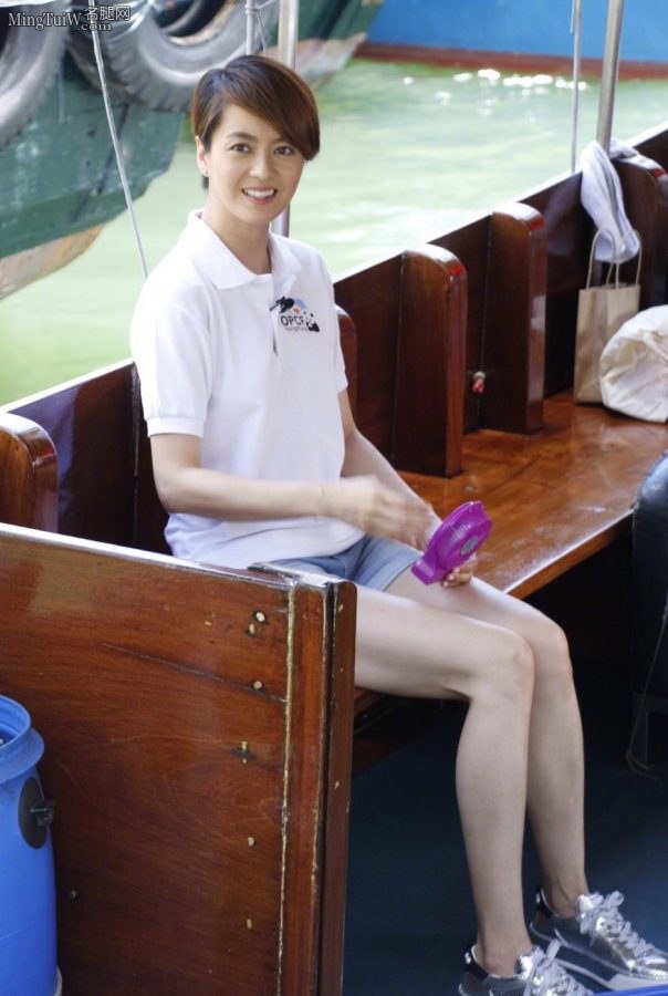 和梁咏琪同船时拍她的牛仔短裤大白腿（第1张/共6张）