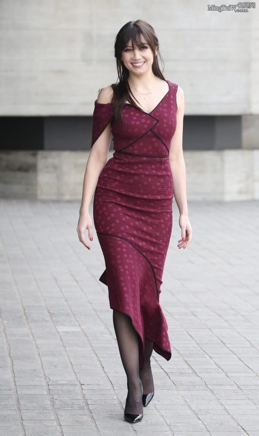 英国模特Daisy Lowe紫裙黑丝配红底细高跟优雅走来（第3张/共7张）