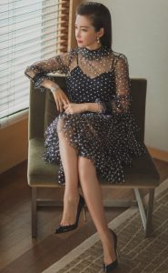 女明星李冰冰跷二郎腿拍写真，细高跟脚背性感（第2张/共7张）