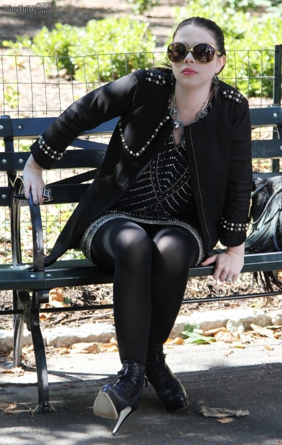 35岁女演员Michelle Trachtenberg穿黑丝袜配细跟短靴坐在公园长椅上等人（第1张/共4张）