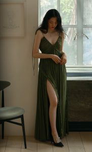 欧阳娜娜身穿低胸墨绿色吊带开叉连衣裙露出美腿（第2张/共4张）