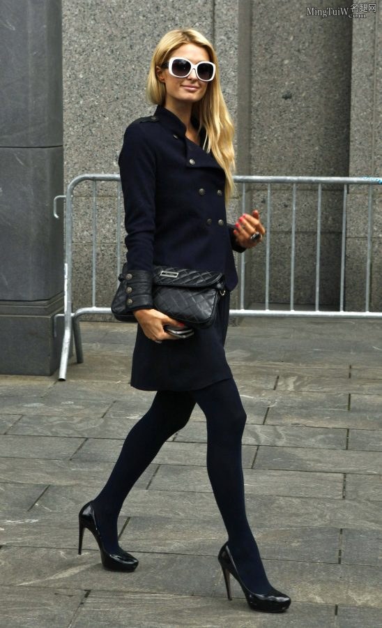 Paris Hilton腿穿丝袜高跟外出被拍（第3张/共6张）