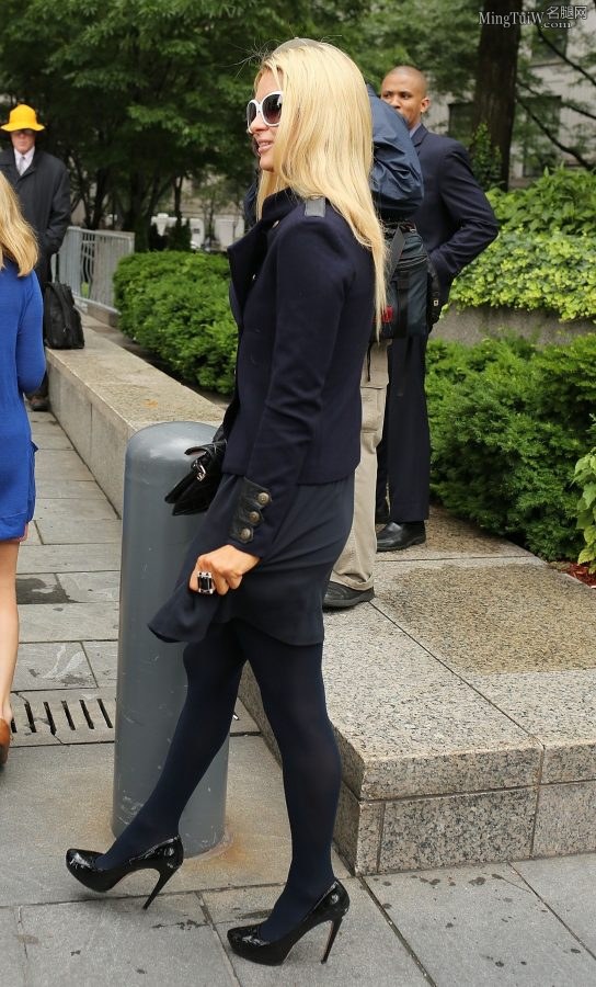 Paris Hilton腿穿丝袜高跟外出被拍（第4张/共6张）