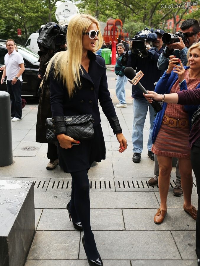 Paris Hilton腿穿丝袜高跟外出被拍（第5张/共6张）