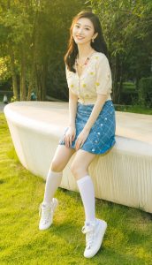 晴朗夏日景甜短裙白筒袜外拍（第2张/共5张）