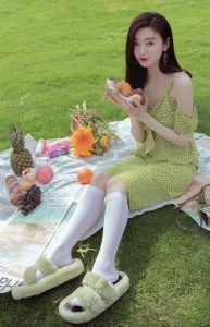 景甜腿穿白色短筒袜坐在草地上野餐（第2张/共4张）