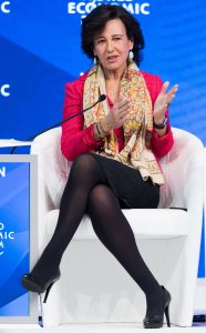 世界经济论坛西班牙商界女高管Ana Botín穿厚黑丝高跟翘二郎腿坐姿（第1张/共10张）