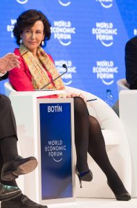 世界经济论坛西班牙商界女高管Ana Botín穿厚黑丝高跟翘二郎腿坐姿（第3张/共10张）